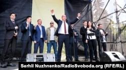 Andriy Parubiy, durante un discurso ante el edificio del parlamento, el día en que se aprobó una ley sobre el idioma ucraniano, 25 de abril de 2019.